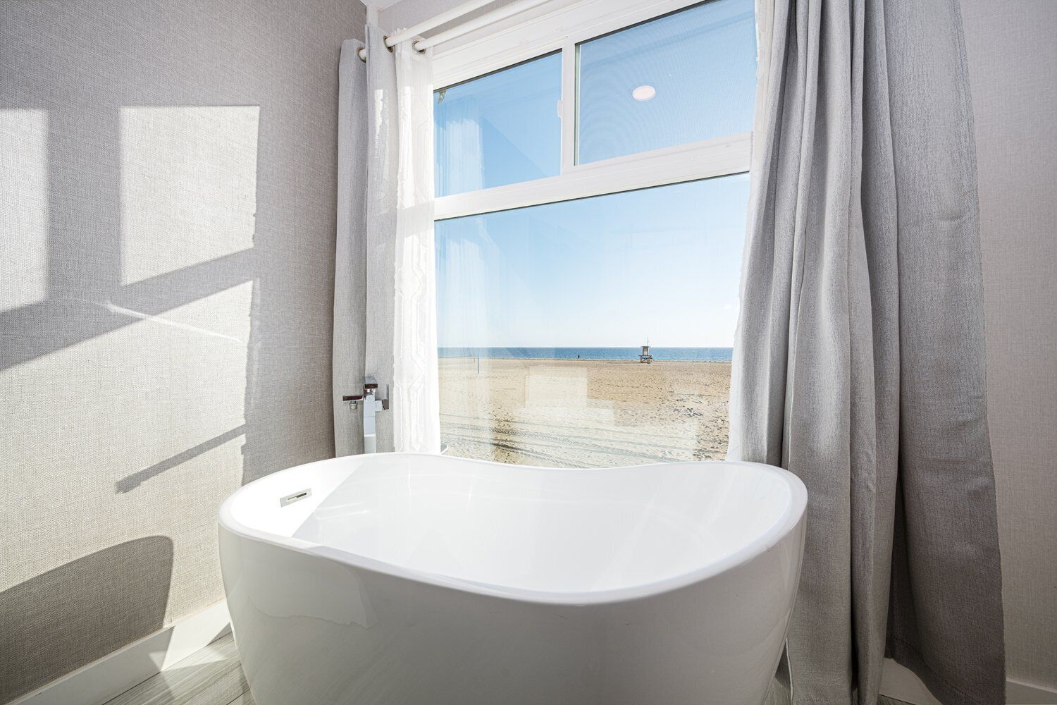 Douche, sèche-cheveux, serviettes fournies