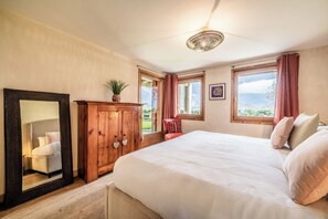 4 bedrooms, iron/ironing board, internet, bed sheets