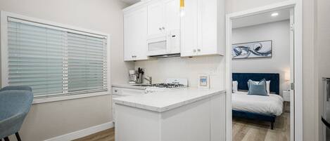 Mikrowelle, Ofen, Herdplatte, Wasserkocher mit Kaffee-/Teezubehör