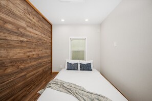 8 habitaciones, tabla de planchar con plancha y cuna de viaje