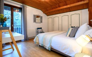 4 bedrooms, iron/ironing board, free WiFi, bed sheets