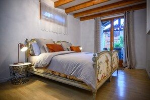 4 bedrooms, iron/ironing board, free WiFi, bed sheets