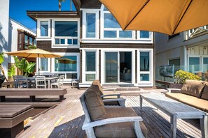 Outdoor dining - Oceanfront Family Home with Firepit on the Sand (Capistrano Beach)