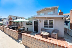 Outdoor dining - Charming Beach Home on 45th St. Steps to the Beach (Newport Beach)