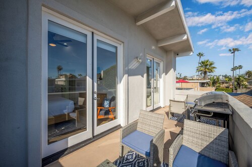 Beach Home on 45th in Newport w/ Patio & Parking
