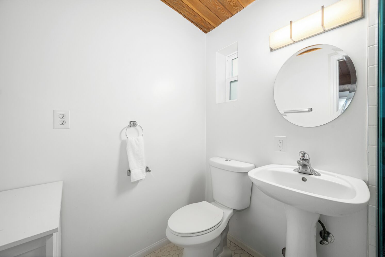 Une salle de bain moderne avec des toilettes, un lavabo et un miroir.