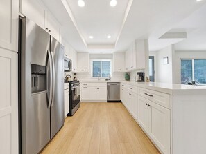 Fridge, microwave, oven, stovetop - Perfectly Located Beach House (Newport Beach)