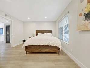 2 bedrooms, travel crib, free WiFi, bed sheets - Perfectly Located Beach House (Newport Beach)