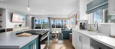 Geladeira, micro-ondas, fogão, cooktop