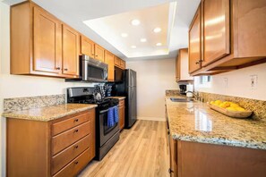 ثلاجة، ميكروويف، فرن، موقد طهي مسطح