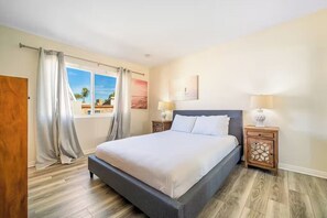 2 bedrooms, iron/ironing board, free WiFi, bed sheets - Charming Home Just Steps from the Beach – 2-Bedroom, Private Back Patio, & Free WiFi (Newport Beach)