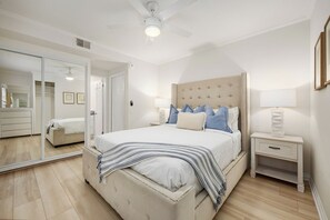 3 habitaciones, tabla de planchar con plancha, wifi y ropa de cama 