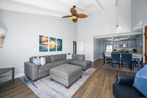 TV - Condo in Newport Beach with Private Balcony and Ideal Location by the Pier (Newport Beach)