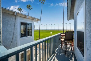 Property grounds - Condo in Newport Beach with Private Balcony and Ideal Location by the Pier (Newport Beach)
