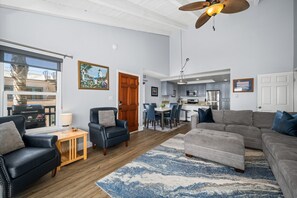 TV - Oceanfront Condo in Newport Beach with Private Balcony and Perfect Location by the Pier (Newport Beach)