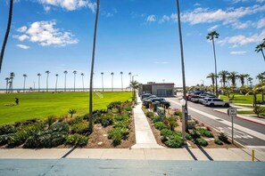 Property grounds - Oceanfront Condo in Newport Beach with Private Balcony and Perfect Location by the Pier (Newport Beach)