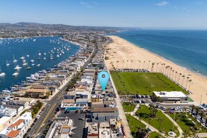 On the beach - Balboa Peninsula Hidden Gem with Private Balcony & Stunning Views (Newport Beach)
