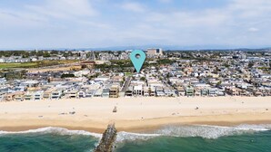 An aerial view of a coastal town with a beach, buildings, and a prominent landmark. - Perfect Surf Casa in Newport Near Beach and Pier (Newport Beach)