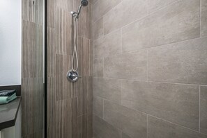 Dusche, Haartrockner, Handtücher