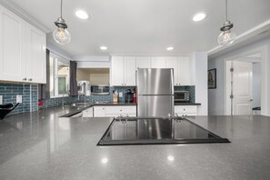 Refrigerador, microondas, horno, placa de cocina