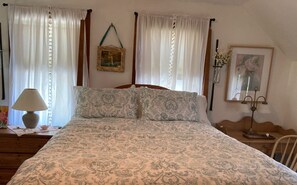 2 bedrooms, iron/ironing board, free WiFi, bed sheets - Charming 2BR Getaway Near Downtown Saratoga (Saratoga Springs)