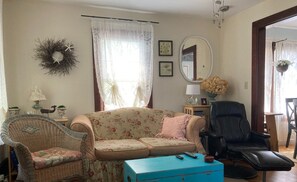 Smart TV, fireplace - Charming 2BR Getaway Near Downtown Saratoga (Saratoga Springs)