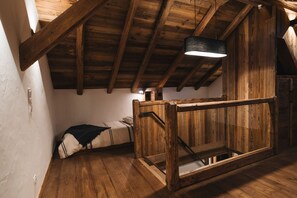 3 bedrooms, iron/ironing board, free WiFi, bed sheets - Apartment 'Gîte Maria' with Mountain View, Shared Garden and Wi-Fi (La Tour)