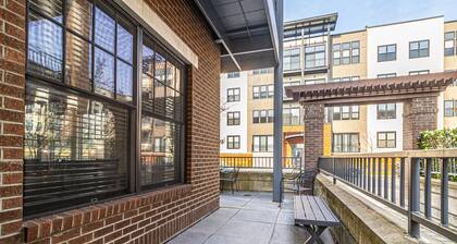 Classy Open Concept Condo!