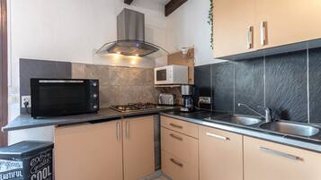 Een koelkast, een microgolfoven, een oven, een kookplaat