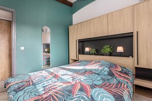 1 bedroom, bed sheets
