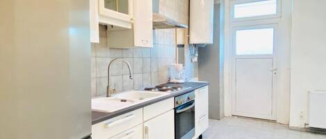 Fridge, oven, stovetop, coffee/tea maker