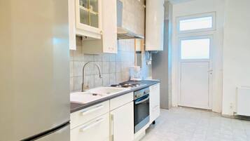 Fridge, oven, stovetop, coffee/tea maker