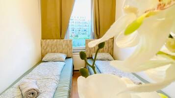 1 bedroom, bed sheets