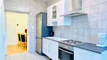 Fridge, oven, stovetop, coffee/tea maker