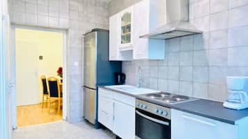 Fridge, oven, stovetop, coffee/tea maker