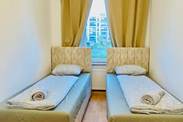 1 bedroom, bed sheets