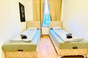 1 chambre, bureau, draps fournis