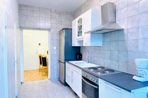 Fridge, oven, stovetop, coffee/tea maker
