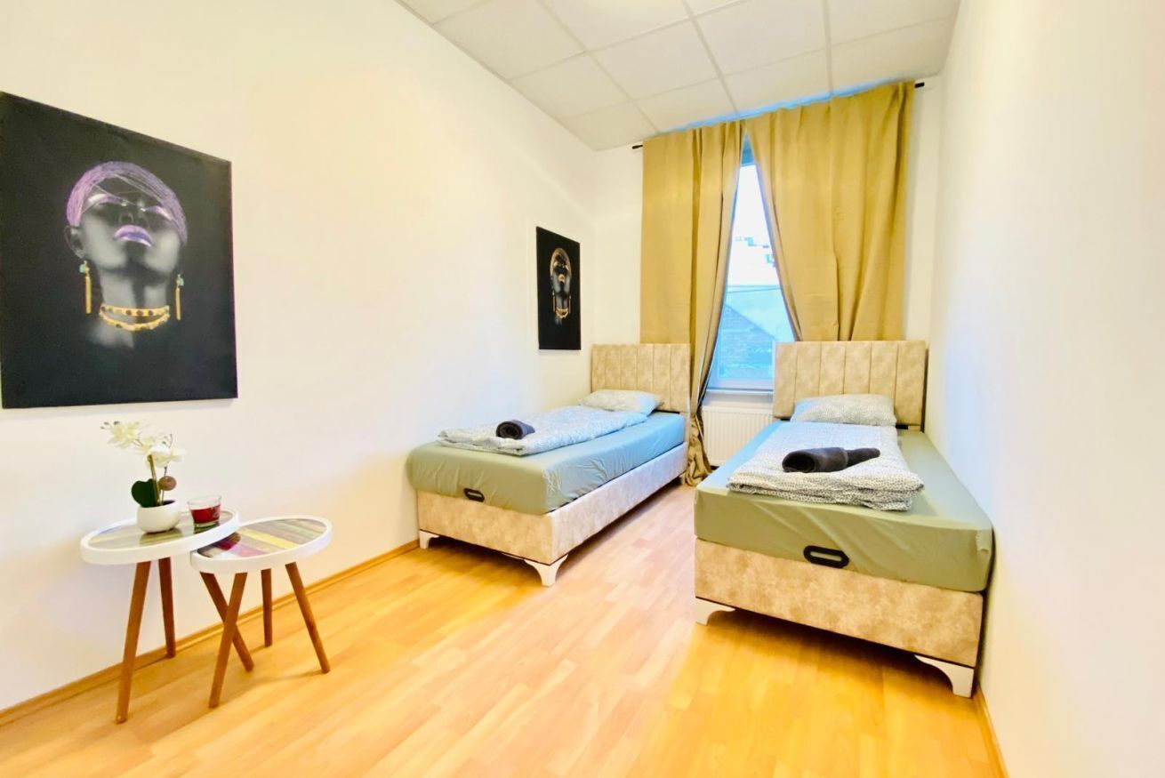 1 間睡房、書桌、床單