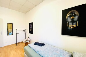 1 chambre, bureau, draps fournis