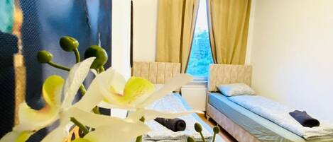 1 habitación, escritorio y ropa de cama