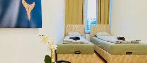 1 slaapkamer, een bureau, beddengoed