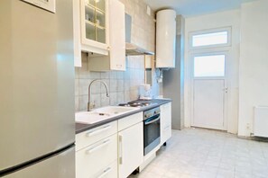 Refrigerador, horno, parrilla de estufa y cafetera y tetera 