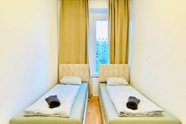 1 bedroom, bed sheets