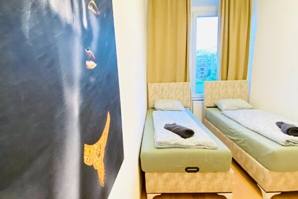 1 bedroom, bed sheets