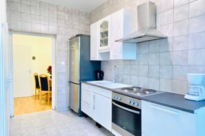 Refrigerador, horno, parrilla de estufa y cafetera y tetera 