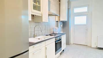 Refrigerador, horno, placa de cocina, cafetera/tetera