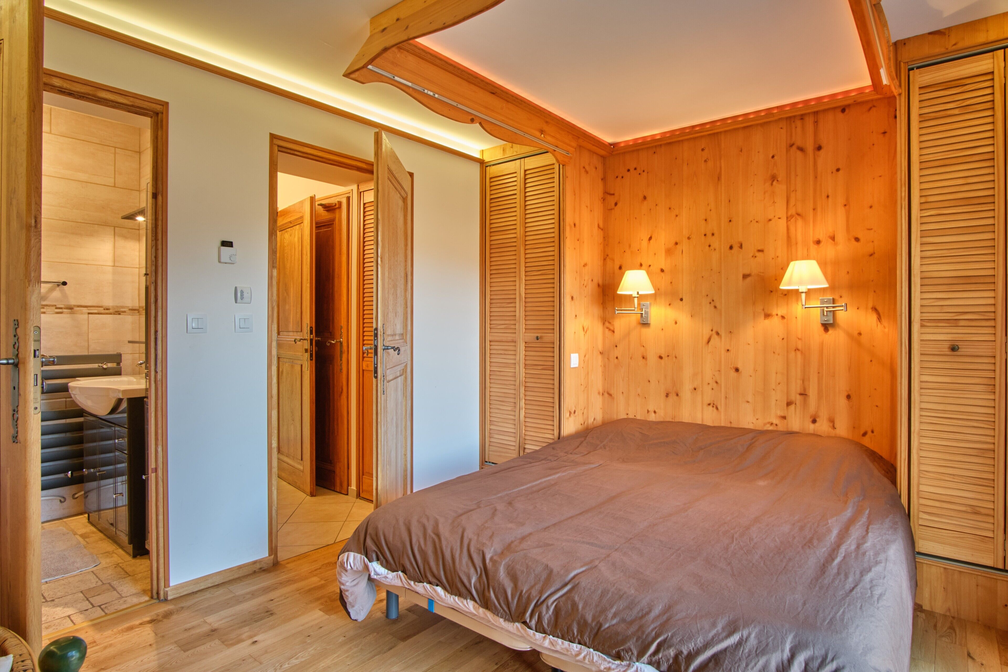 2 室のベッドルーム、アイロン / アイロン台、WiFi (無料)、ベッドシーツ