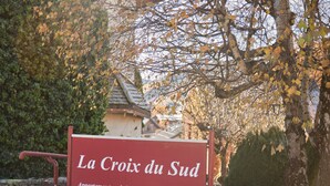 Une enseigne pour « La Croix du Sud », avec une inscription indiquant qu’il s’agit d’appartements privés et de locations saisonnières.