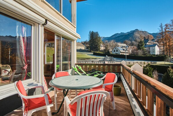 Outdoor dining - Apartment 'Le Chalet De Suzon' with Mountain View, Wi-Fi and Air Conditioning (Villard-de-Lans)